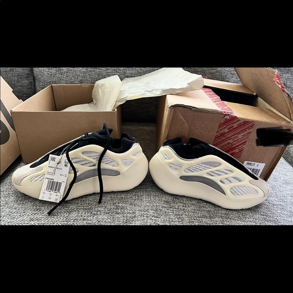 Adidas Yeezy 700 V3 Azael - Picture 2 of 10